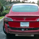 Imagen para el artículo titulado Un Tesla Model 3 nuevo pierde el parachoques trasero nada más salir del concesionario bajo la lluvia